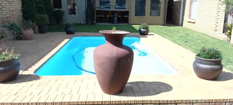 4 Bedroom Property for Sale in Langenhovenpark Free State